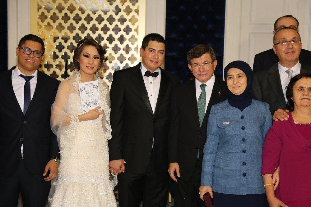 Eski Başbakan Ahmet Davutoğlu yeğeninin nikahına katıldı