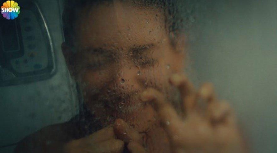 Sinem Kobal, yeni dizisinin ilk bölümünde çırılçıplak banyoya girdi