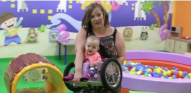 Parası yetmeyince felçli kızına tekerlekli sandalye yaptı