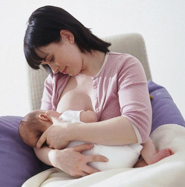 Emzirerek hem bebeğinizi hem de kendinizi koruyun (Hamilelikte alınan kilolar nasıl verilir)
