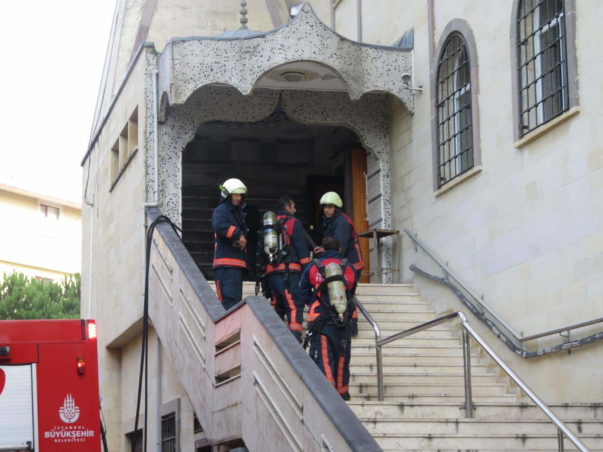 İstanbul Kartalda camide yangın