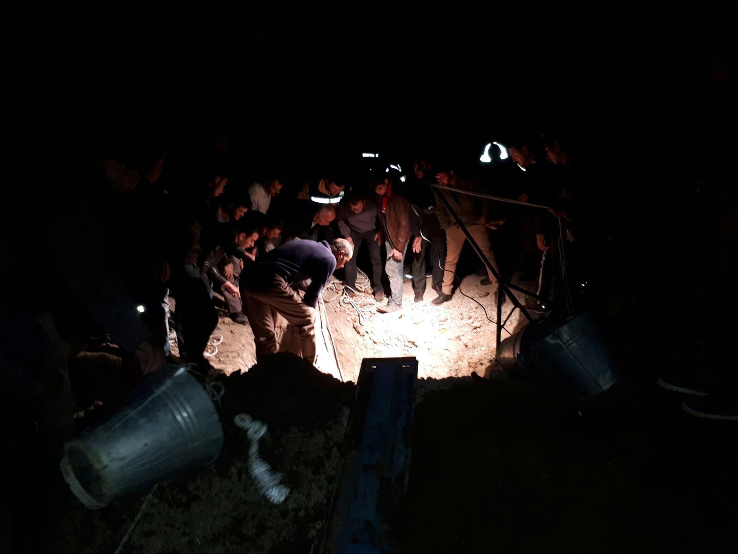 Antalyada bahçe kazısında göçük: 2 kişi toprak altında kaldı