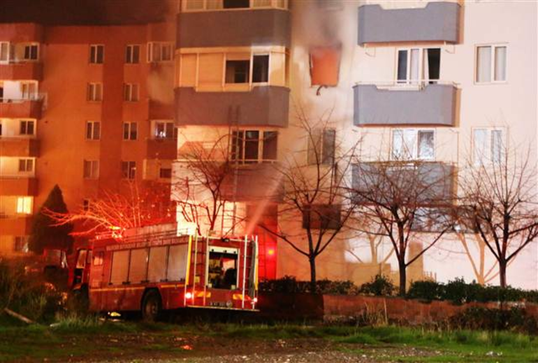 Balıkesirde 5 katlı apartmanda yangın
