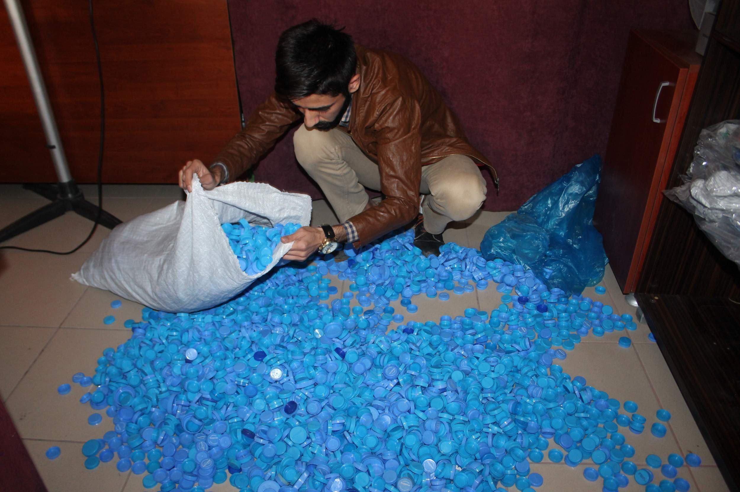Engelli komşusu için 50 bin mavi kapak topladı