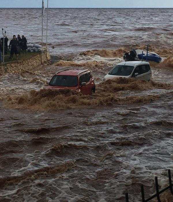 Mersinde şiddetli yağış Dereler taştı, araçlar sürüklendi