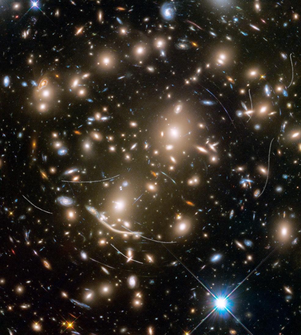 Hubble Teleskobu’nun fotoğrafına asteroidler girdi