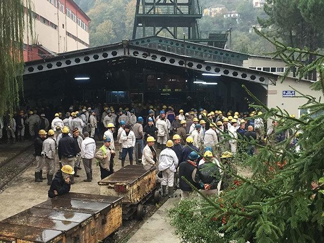 Zonguldakta maden işçileri ocaktan çıkmama eylemi başlattı