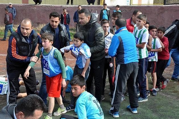 Bitlis’teki kros yarışmasında çocuk sporcular baygınlık geçirdi