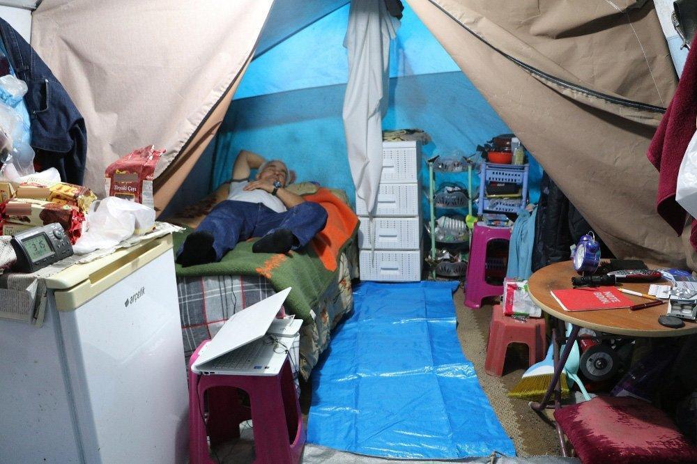 Rizede 65 yaşındaki adam, 15 yıldır yaz-kış demeden çadırda yaşıyor