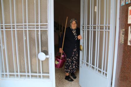 80 yaşındaki Hatice Nine, ev hayali için merdiven siliyor