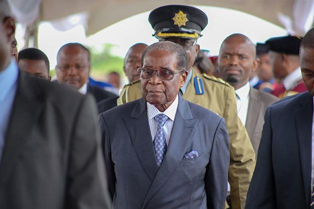 Darbe yapılan Zimbabvenin lideri Mugabe tekrar halk arasında