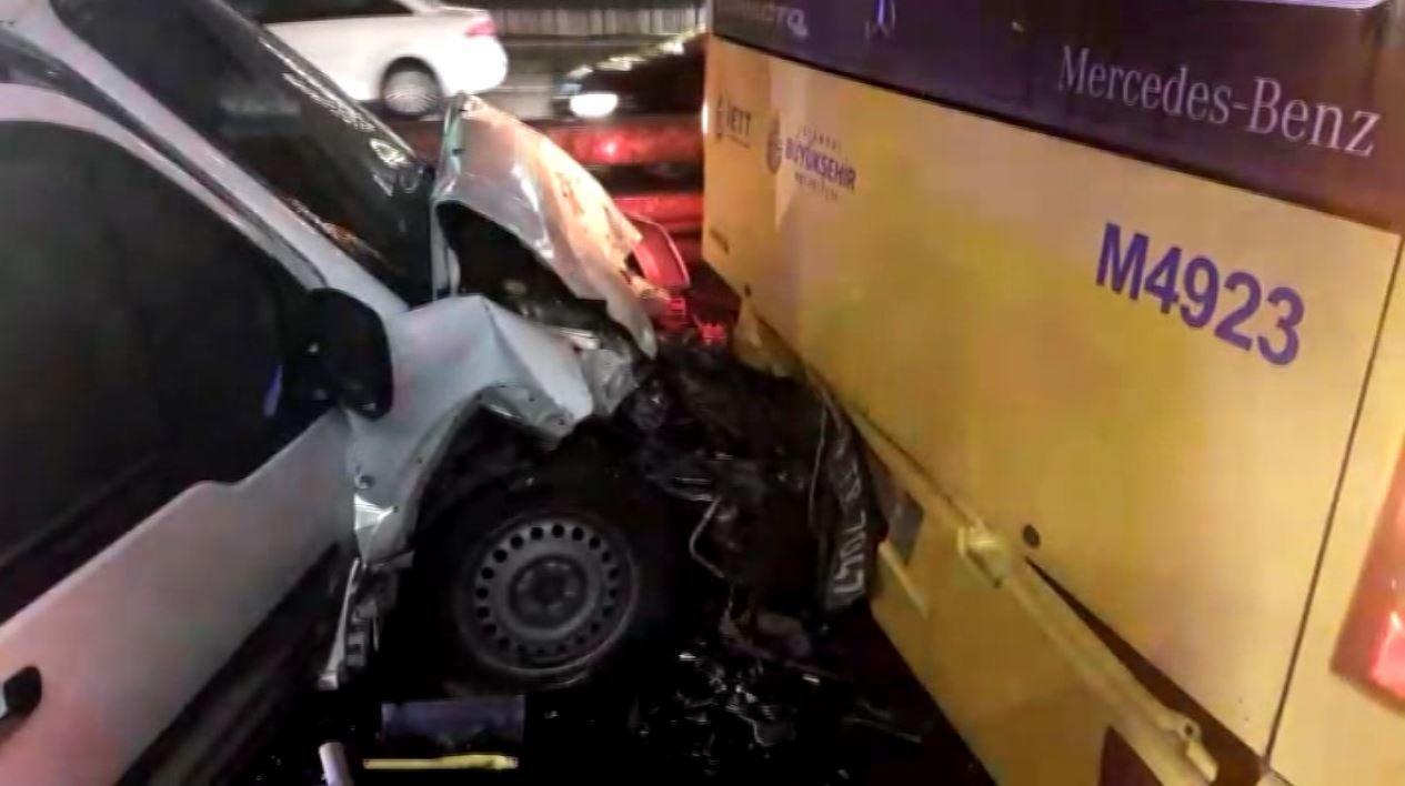 Edirnekapı metrobüs yolunda kaza