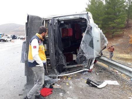 Diyarbakırda yolcu midibüsü devrildi: Ölü ve yaralılar var