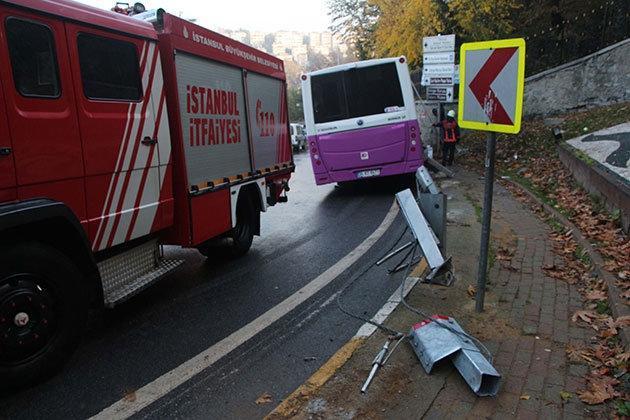 İstanbul İstinyede İETT otobüsü bariyerlere çarptı