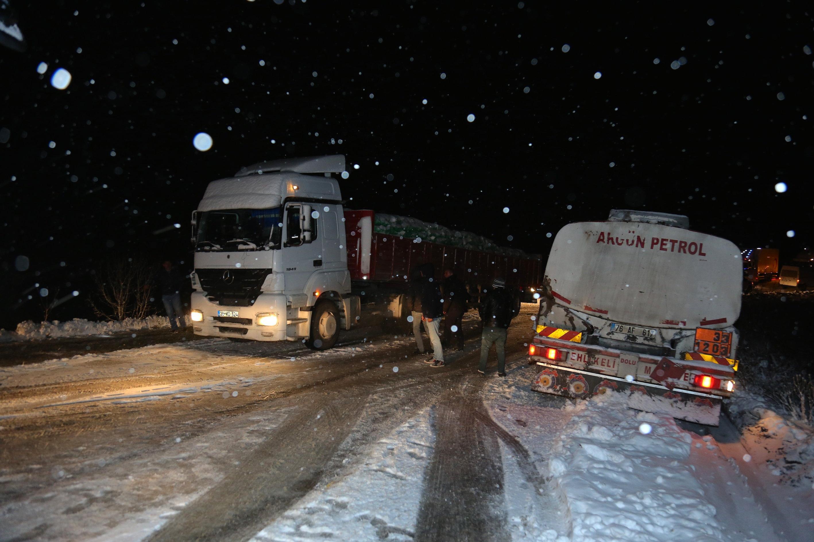 Doğu Anadoludaki kar yağışı çile oldu
