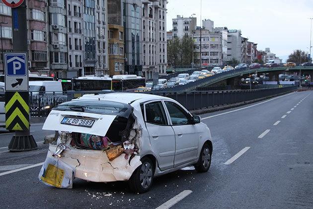 İstanbulda servis minibüsü caddeyi adeta savaş alanına çevirdi: 5 yaralı