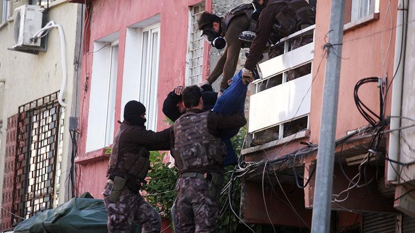 Adanada cezaevi firarisi polisi görünce ailesini rehin aldı