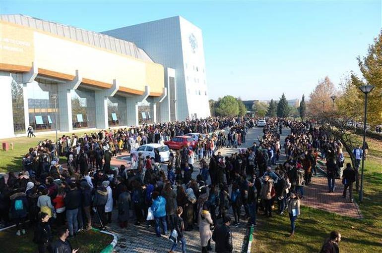 İlber Ortaylı için binlerce öğrenci sıraya girdi