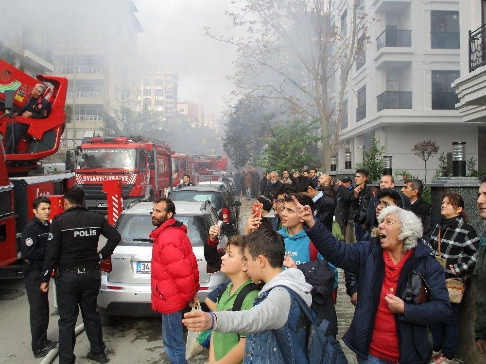 İstanbul Kadıköy’de apartman yangını paniğe neden oldu