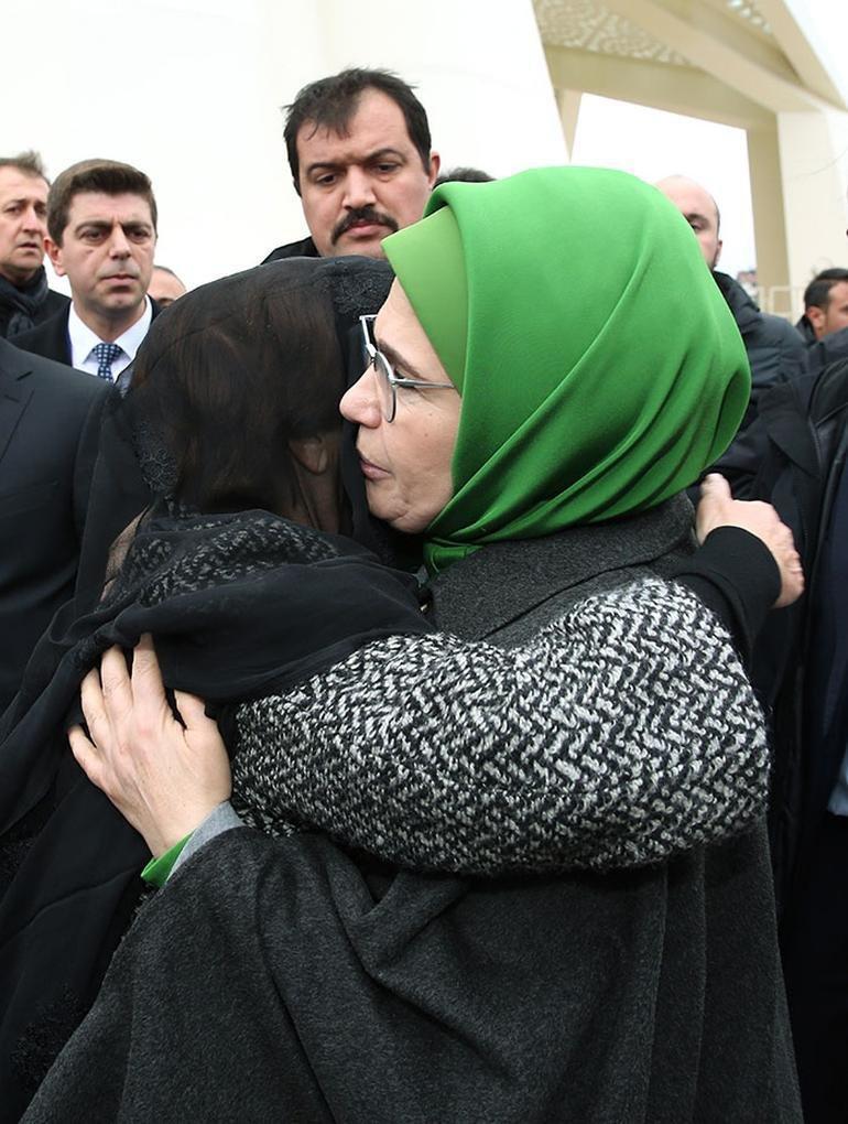 Berna Yılmazı Emine Erdoğan teselli etmeye çalıştı