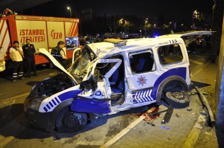 Kontrolden çıkan polis aracı kaza yaptı: 1 şehit, 2 yaralı