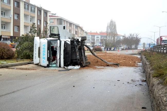 Ankarada devrilen methanol yüklü TIR alarma geçirdi