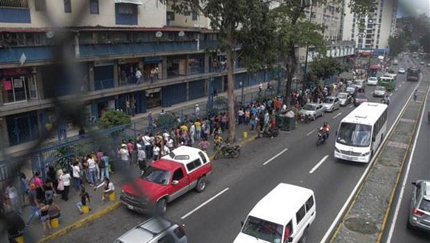 Petrol ülkesi Venezuelada karneyle ekmek alıyorlar