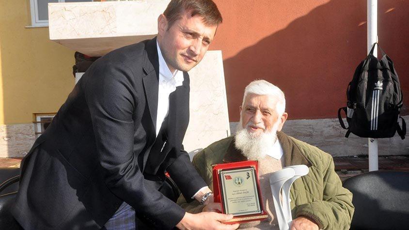 93 yaşındaki Ahmet Erçin, okul bahçesine 700 fidan dikti