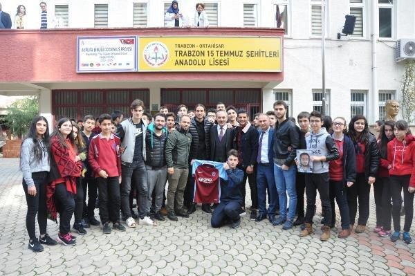 Trabzonsporlu Yusuf ve Abdurrahim’den öğretmenler günü ziyareti