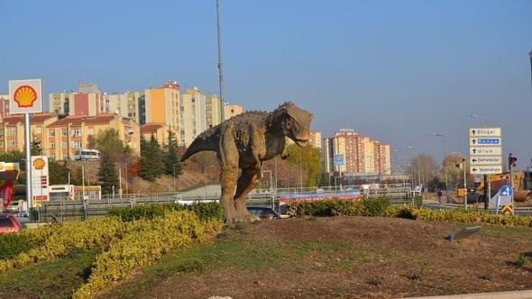 Ankaradan fıskiyeden sonra Melih Gökçek zamanında konulan dinozor da gitti