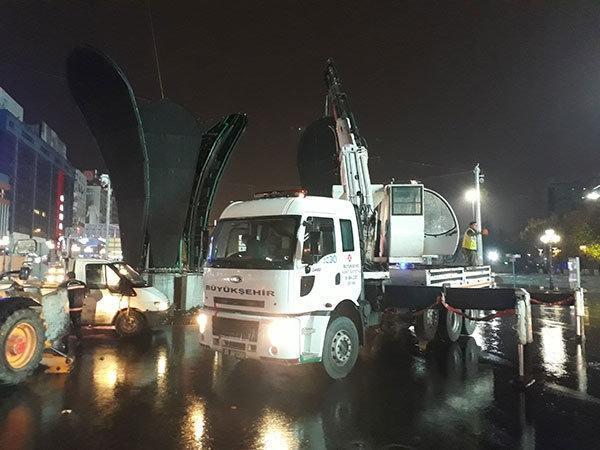 Ankarada Kızılay Meydanı’ndaki lale heykeli kaldırıldı