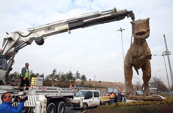 Ankarada Melih Gökçekin yaptırdığı dinazor heykeli kaldırıldı