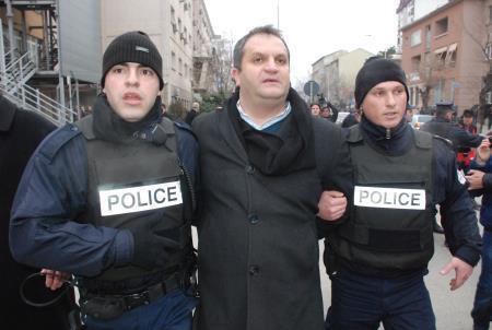 Kosova karıştı: 56si polis 150 yaralı