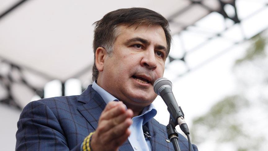 Eski Gürcistan Cumhurbaşkanı Saakaşvili çatıya çıktı Polis zorla indirdi