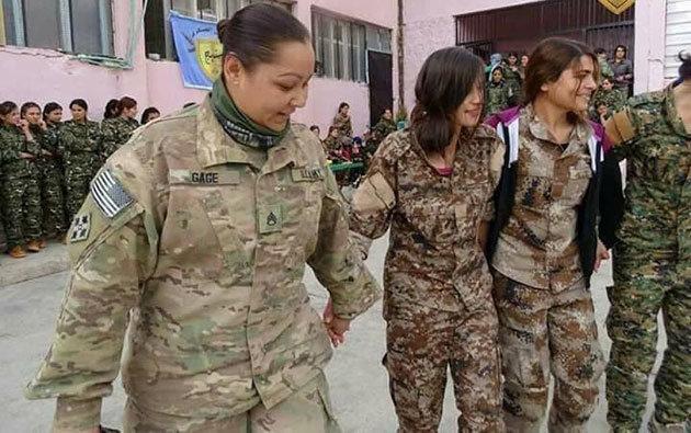 YPG’li kadınların halayında, ABD’li kadın asker halay başı