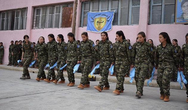 YPG’li kadınların halayında, ABD’li kadın asker halay başı