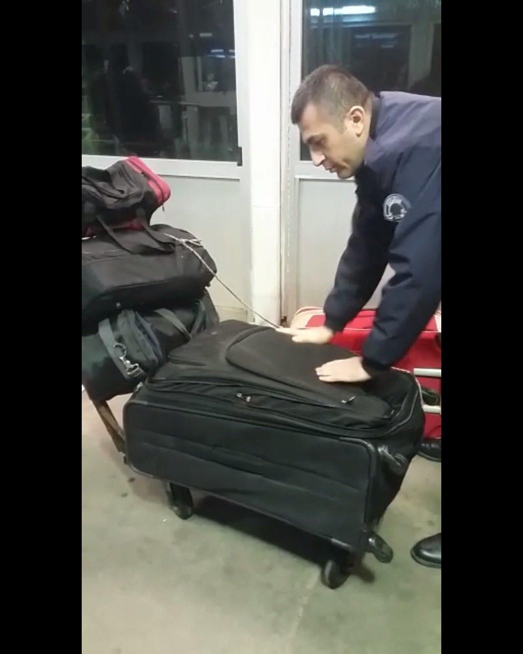 Sınırdan geçerken valize saklandı