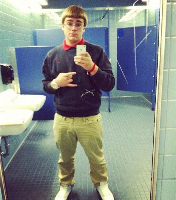 Sınıf arkadaşını öldürüp cesediyle selfie çekti