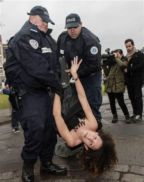 FEMENden Strauss-Kahna üstsüz protesto