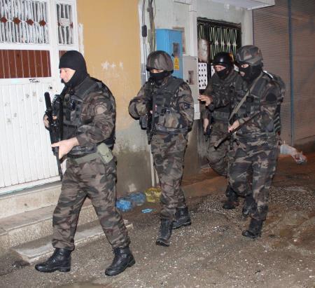 Adanada şafak operasyonu: 17 gözaltı