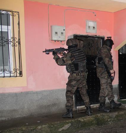 Adanada şafak operasyonu: 17 gözaltı