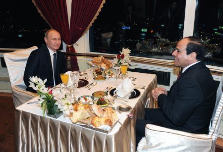 Putin Sisiye Kalaşnikof hediye etti