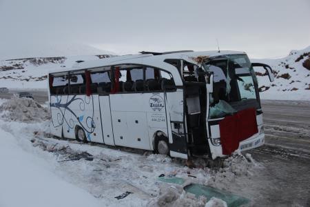Malatyada yolcu otobüsü devrildi: 1 ölü, 15 yaralı