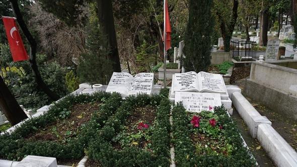 Sürekli Türk Bayrağı dalgalanıyor İşte Ömer Fahreddin Türkkan Paşa’nın mezarı
