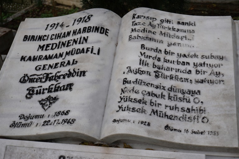 Sürekli Türk Bayrağı dalgalanıyor İşte Ömer Fahreddin Türkkan Paşa’nın mezarı