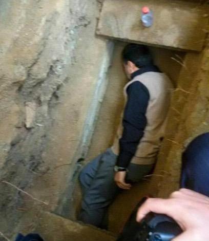 Ahmedinejad annesinin mezarına girdi