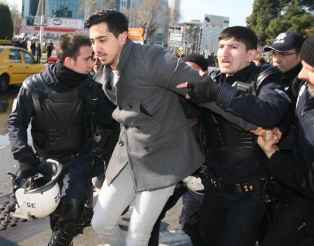 İzmirde CHPli vekilin oğlu gözaltına alındı
