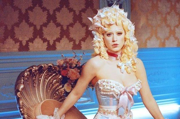 Katy Perry yeni klibi için Marie Antoinette oldu