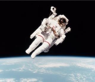 Uzayda ilk serbest uçuşu gerçekleştiren astronot Bruce McCandless hayatını kaybetti