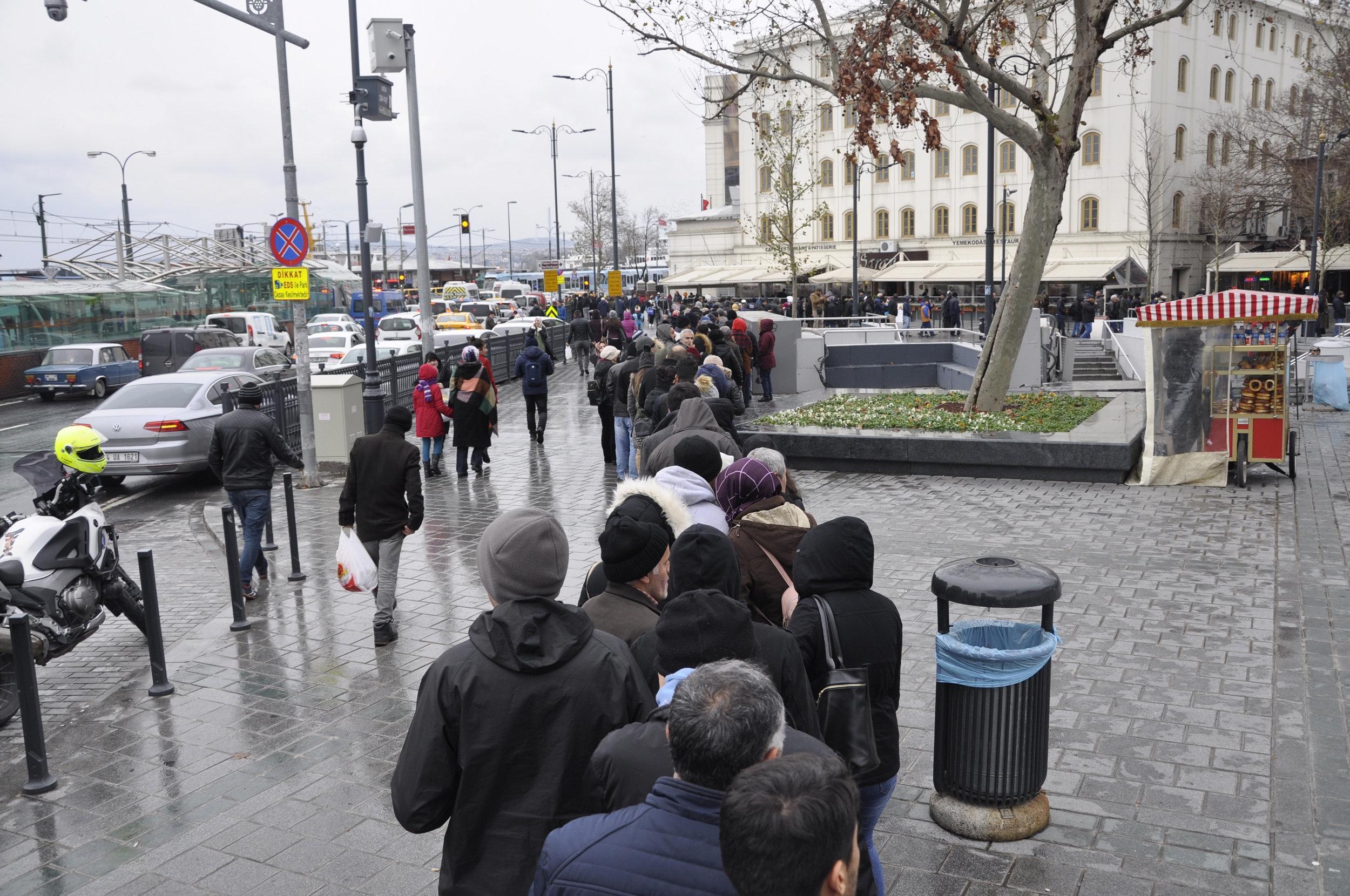 Nimet ablada Milli Piyango kuyruğu